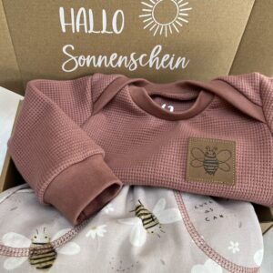 Geschenkbox «HALLO Sonnenschein» Set Sweater & Pants mit Taschensack «Waffelstrick Jersey Clay Pink & Biene» Grösse 62