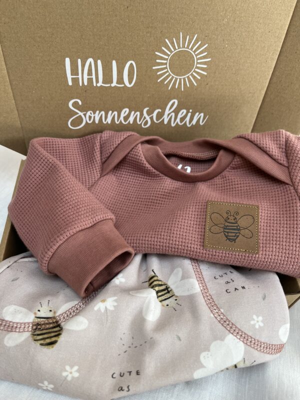 Geschenkbox «HALLO Sonnenschein» Set Sweater & Pants mit Taschensack «Waffelstrick Jersey Clay Pink & Biene» Grösse 62