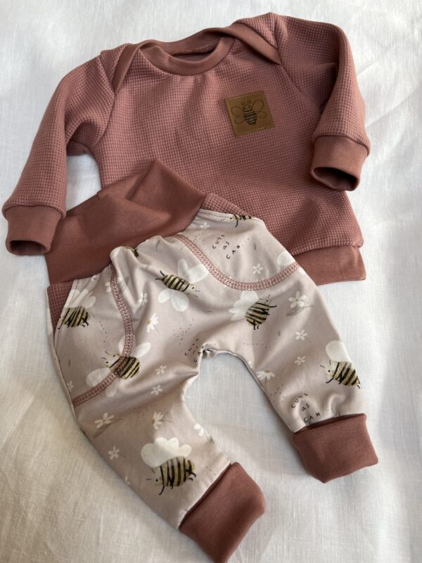 Geschenkbox «HALLO Sonnenschein» Set Sweater & Pants mit Taschensack «Waffelstrick Jersey Clay Pink & Biene» Grösse 62 – Bild 2