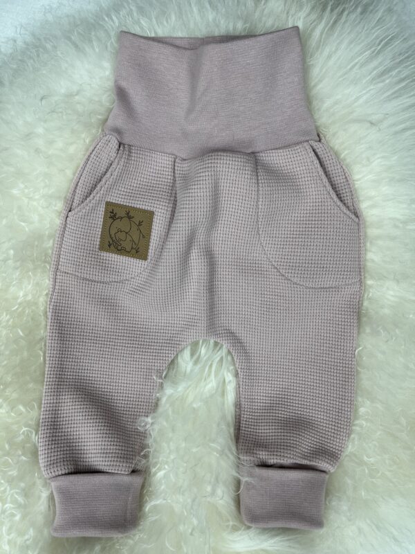 Hosen «Pants mit Taschensack - Waffelstrick Jersey Altrosa» Grösse 68