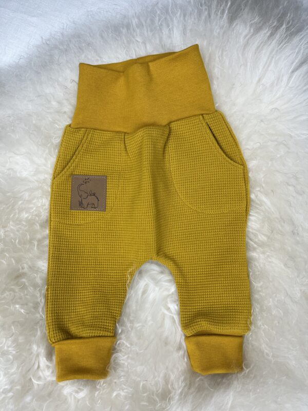 Hosen «Pants mit Taschensack - Waffelstrick Jersey Ocker» Grösse 62
