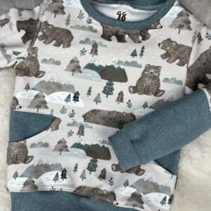 Pullover «Pullover mit Teilung und Bauchtasche - Bär in den Bergen» Grösse 98