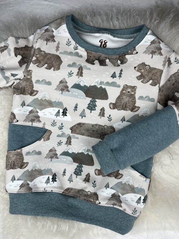 Pullover «Pullover mit Teilung und Bauchtasche - Bär in den Bergen» Grösse 98