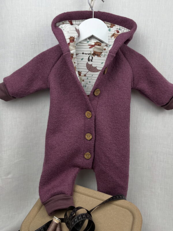 WollWALK «WALK-Overall mit Knöpfen - Mauve mit RegenschirmBär» Grösse 62