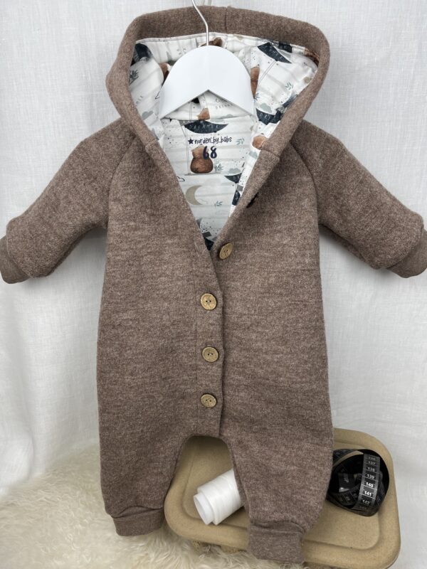 WollWALK «WALK-Overall mit Knöpfen - Braun meliert mit little Dreamer» Grösse 68