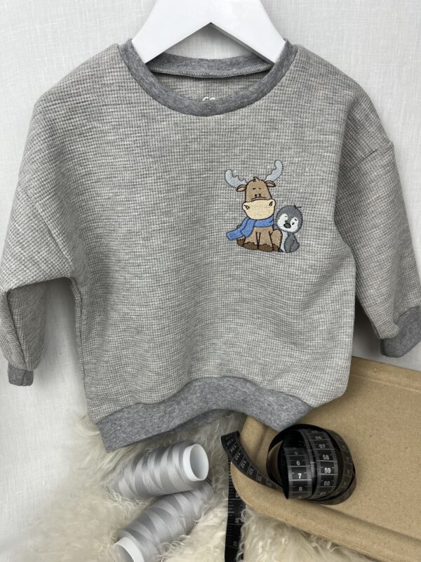 Kleider «Sweater - Waffelstrick Jersey Hellgrau meliert - gestickter Elch und Pinguin» Grösse 92