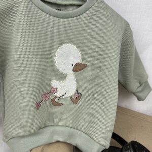 Kleider «Sweater - Waffelstrick Jersey Dusty Green - gestickte Ente mit Blumen» Grösse 74