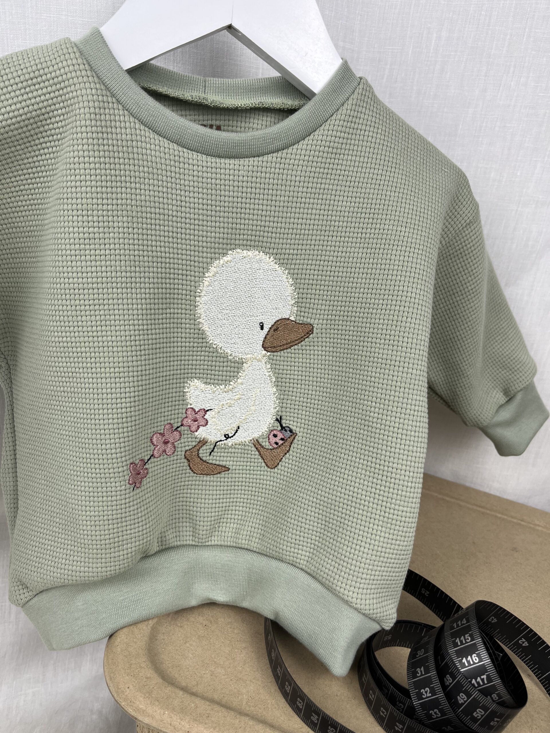 Kleider «Sweater - Waffelstrick Jersey Dusty Green - gestickte Ente mit Blumen» Grösse 74