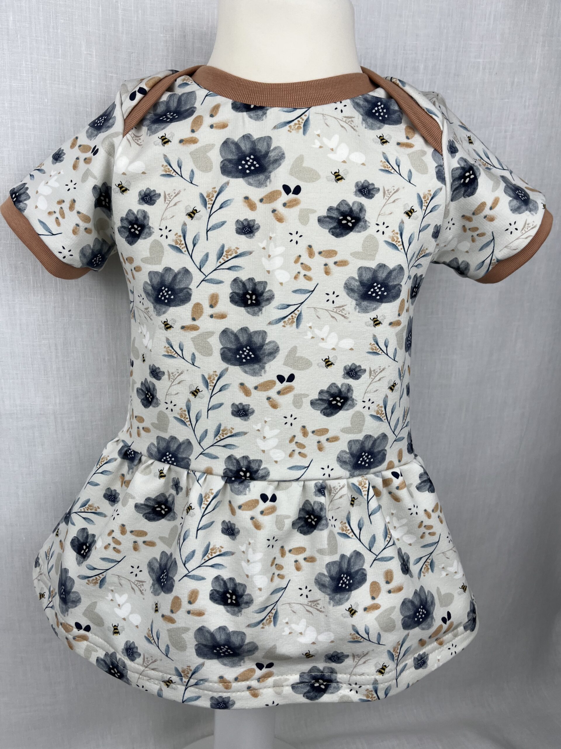 Kleider & Röcke «Sweaterkleid mit Volant kurzärmelig - Blumenmeer» Grösse 92