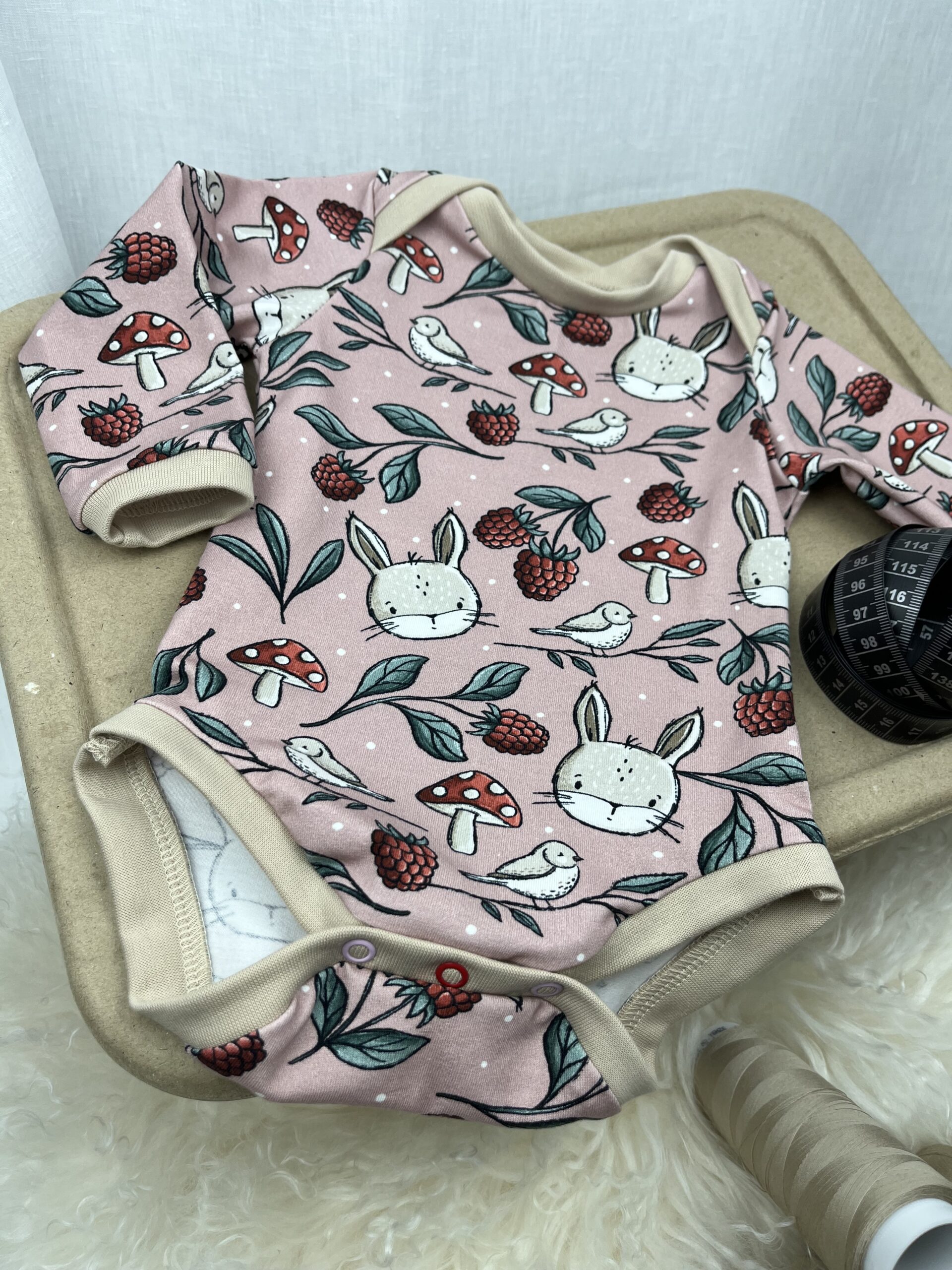 Body «Body Langarm - Hasenkopf und Beerenzauber» Grösse 68