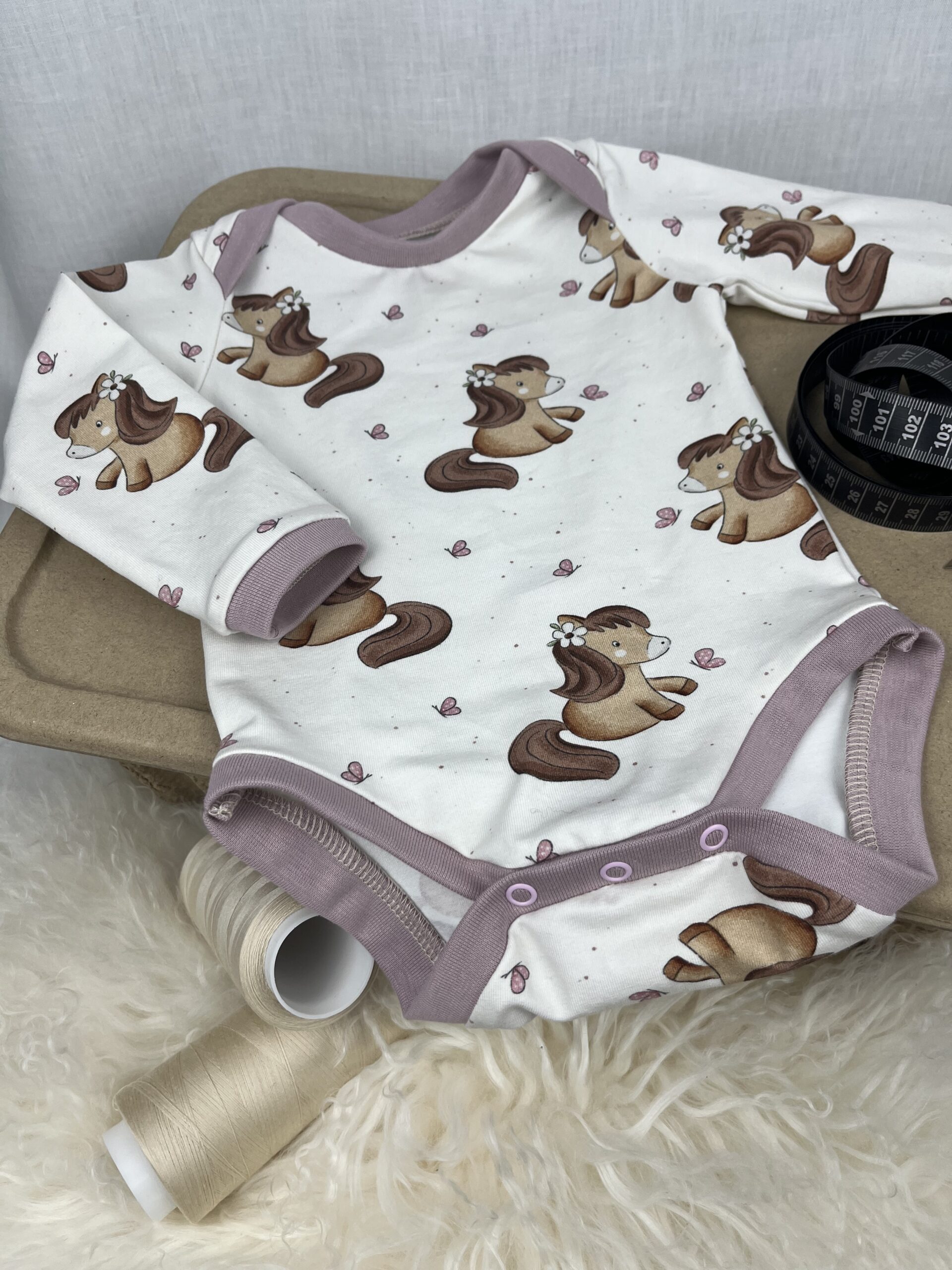 Body «Body Langarm - Schmetterlings Pferdchen Braun» Grösse 68