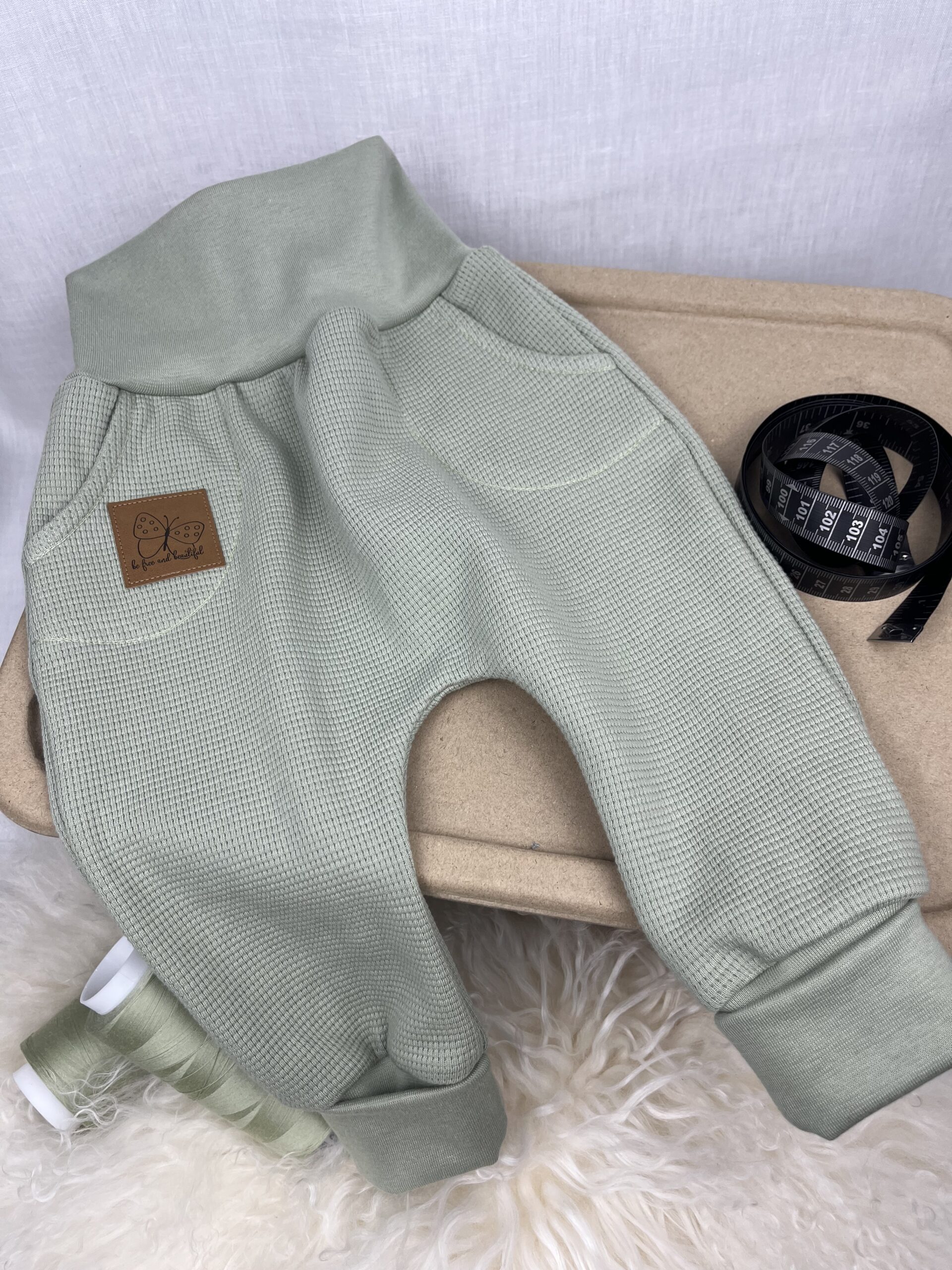 Hosen «Pants mit Taschensack - Waffelstrick Dusty Green» Grösse 80