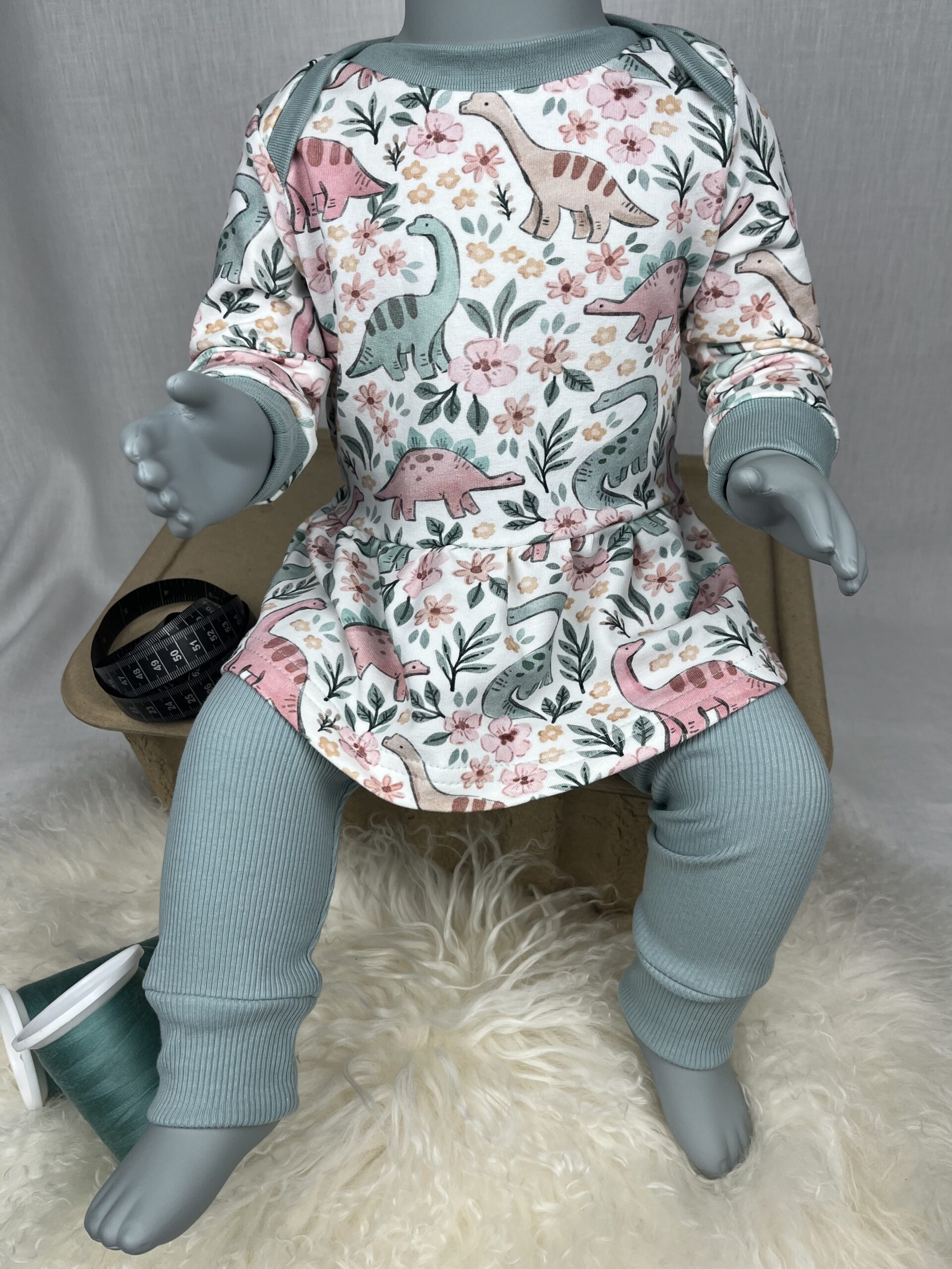 Kleider & Röcke «Sweaterkleid mit Volant - Blumen Dino» Grösse 68