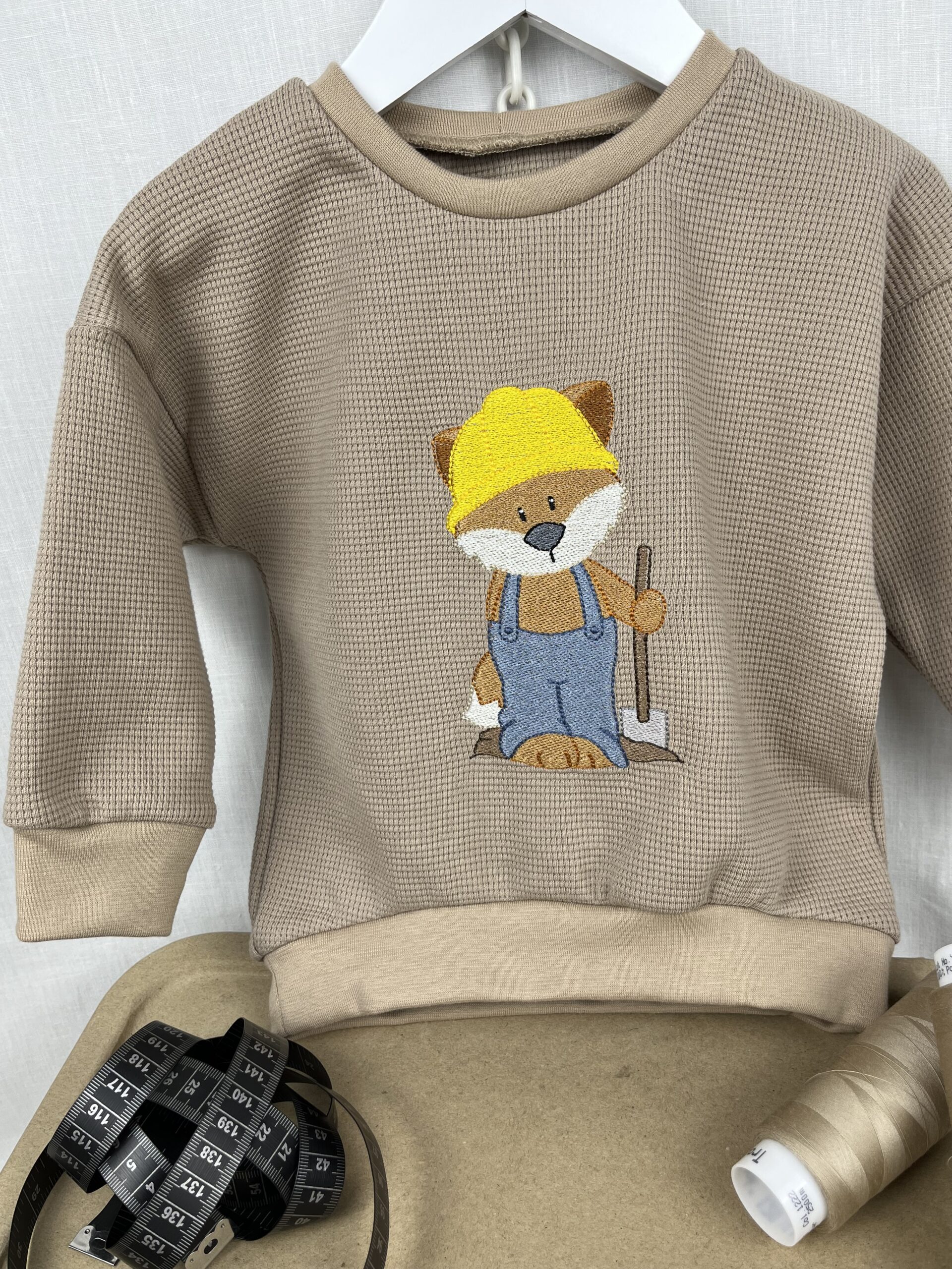 Kleider «Sweater - Waffelstrick Jersey Cacao - gestickter Baumeister Fuchs» Grösse 86