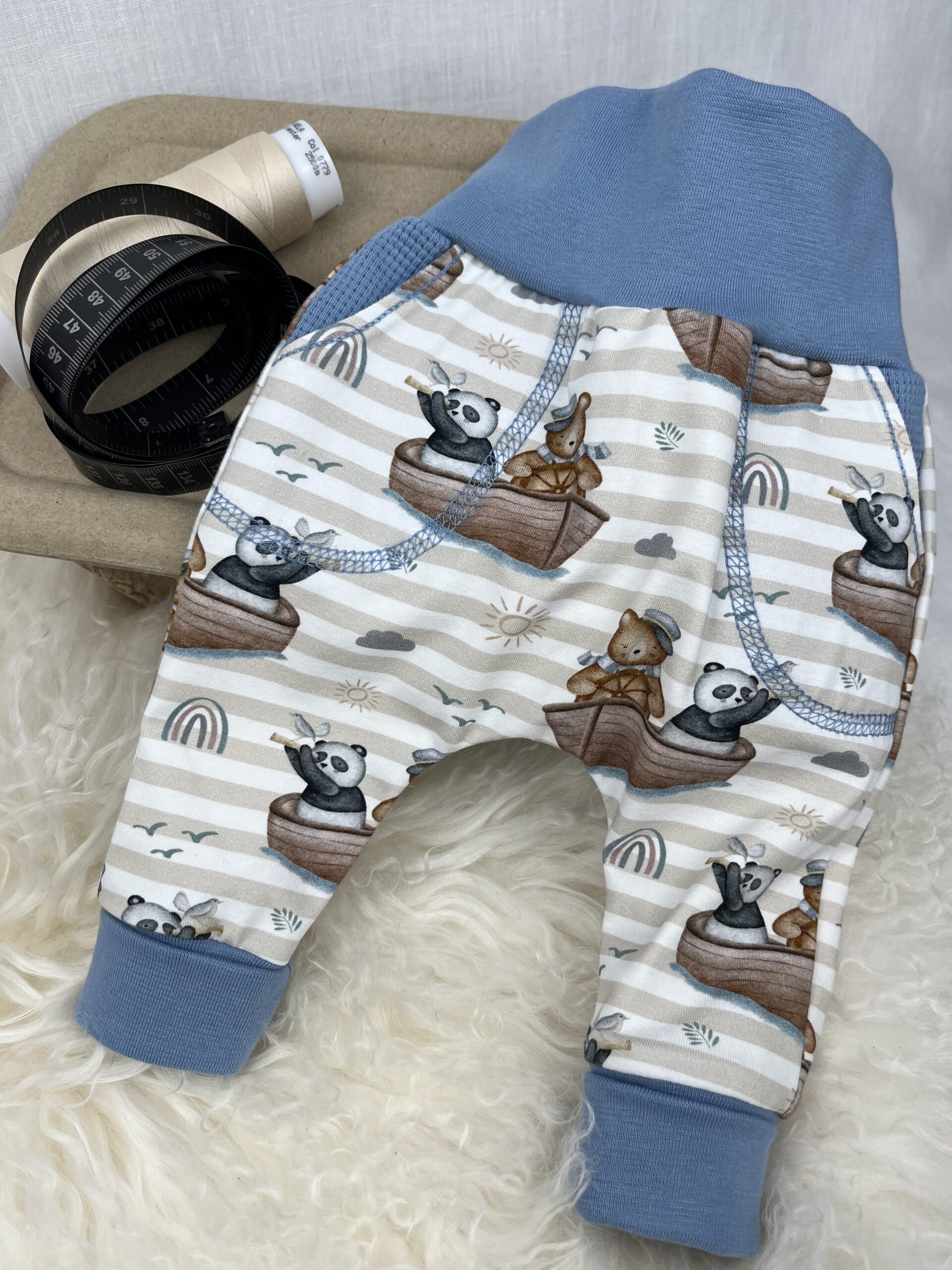 Hosen «Pants mit Taschensack - Bären auf See» Grösse 62
