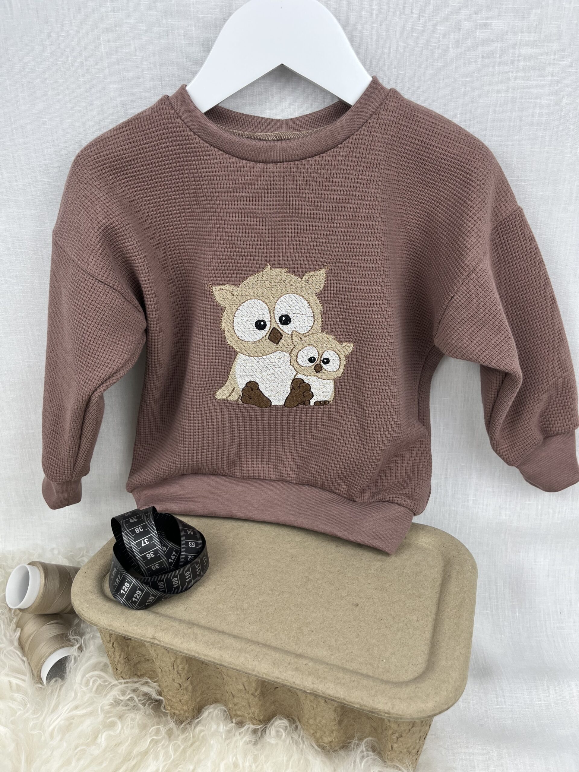 Kleider «Sweater - Waffelstrick Jersey Altmauve - gestickte Eulen» Grösse 92