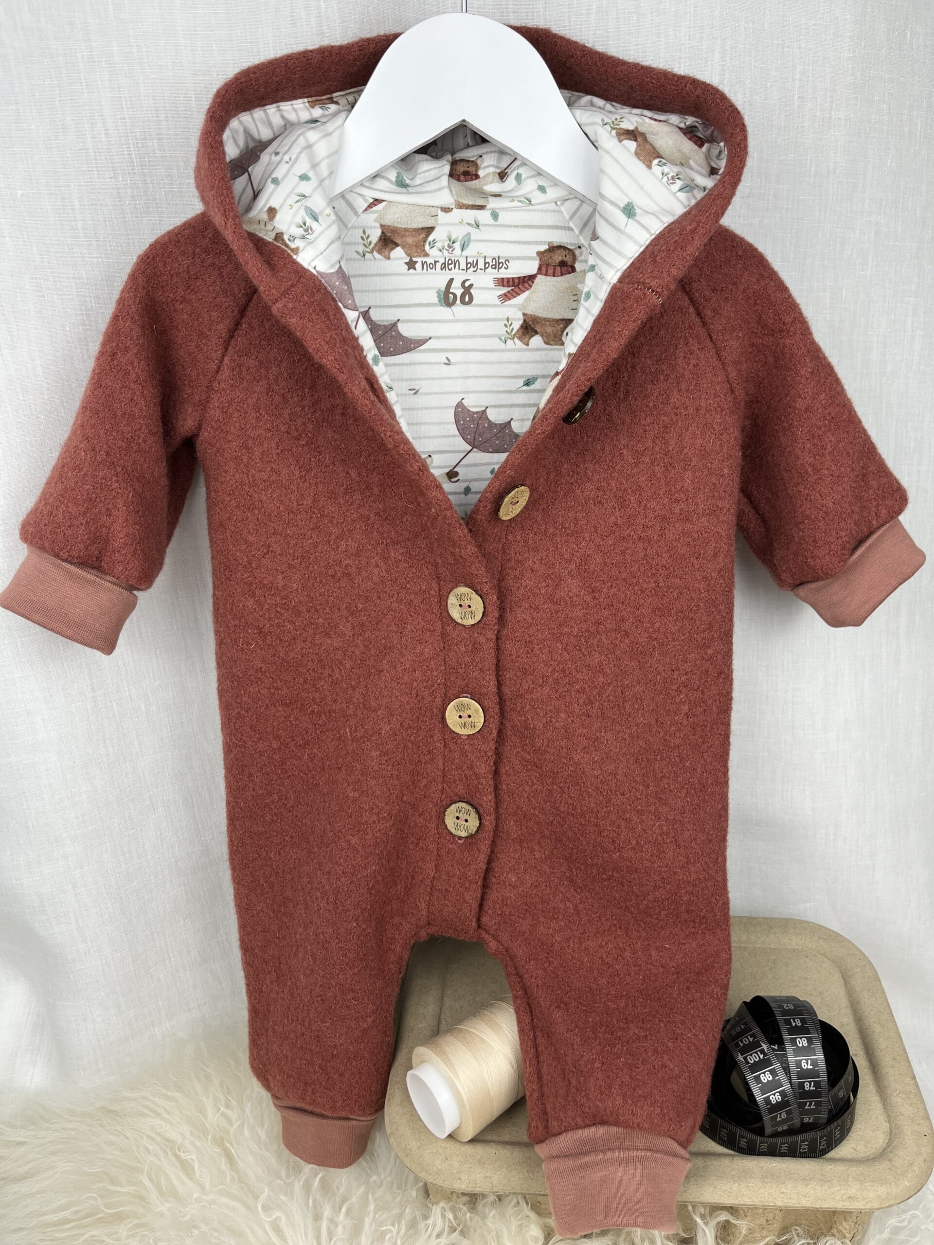 WollWALK «WALK-Overall mit Knöpfen - Kupfer mit Regenschirmbär» Grösse 68