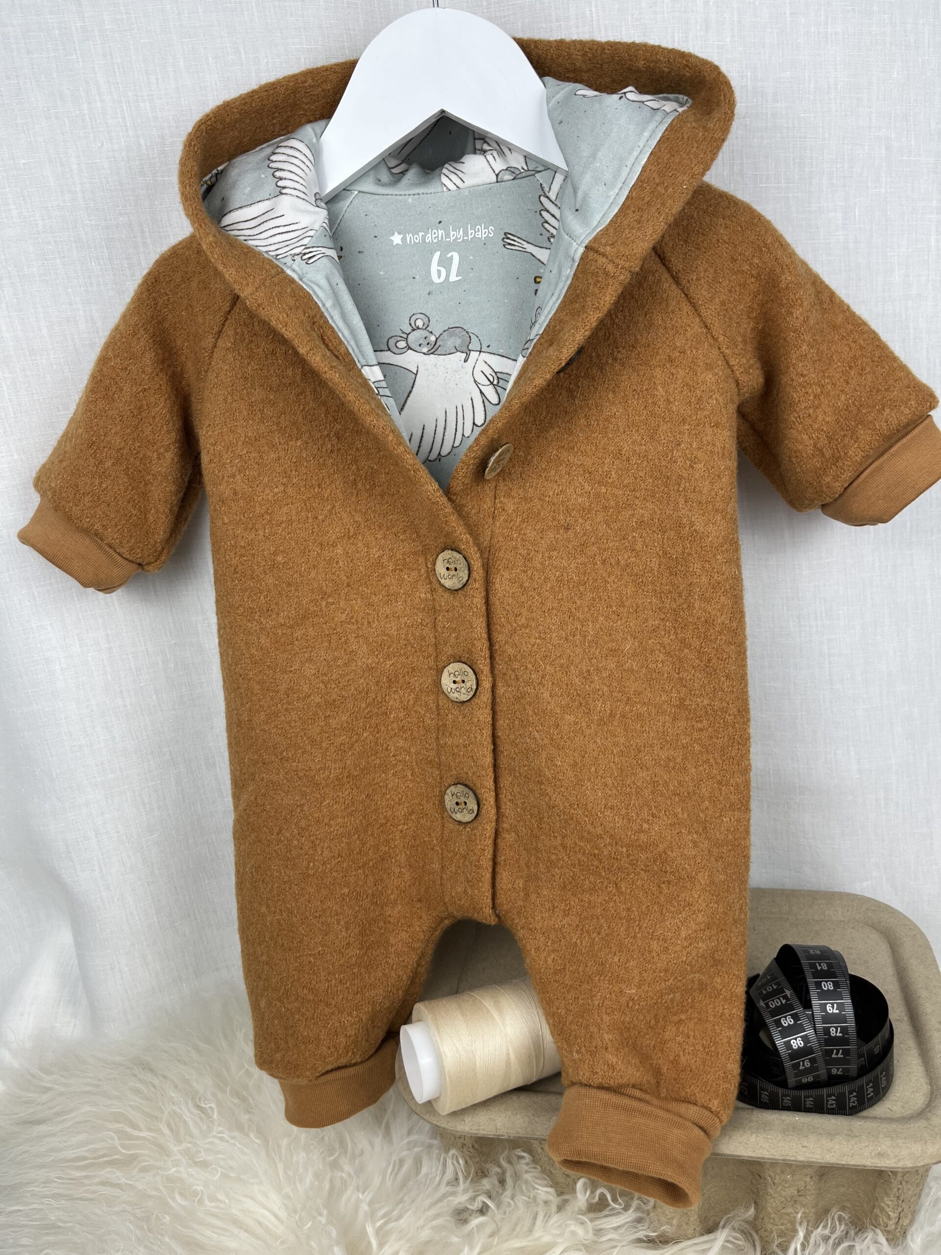 WollWALK «WALK-Overall mit Knöpfen - Goldgelb mit Herr Maus und Frau Gans» Grösse 62
