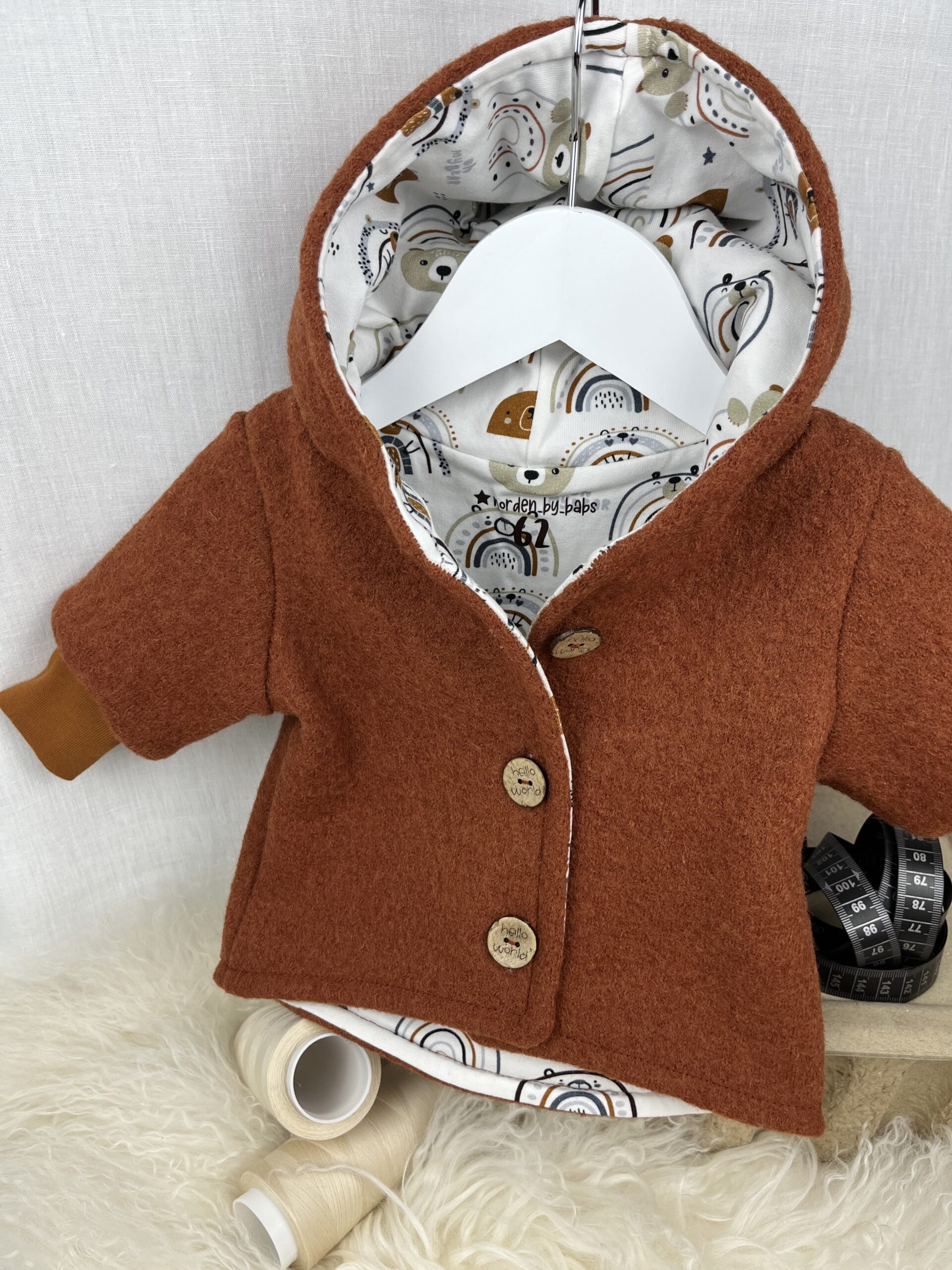 WollWALK «WALK-Jacke mit Zipfelkapuze - Kupfer mit Regenbogen Bär» Grösse 62